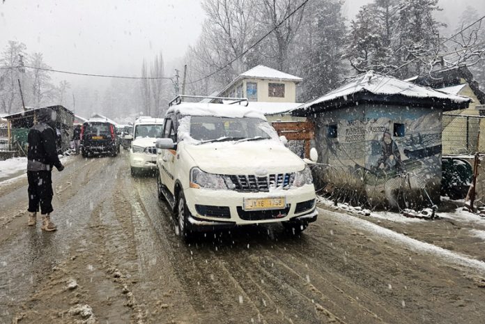 Fresh snowfall in Tangmarg area of Baramulla. -Excelsior/Aabid Nabi Fresh snowfall in Tangmarg area of Baramulla. -Excelsior/Aabid Nabi