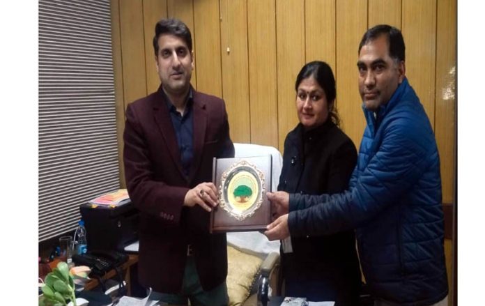 Secretary Rural Development being presented a memento on conclusion of MDP on LEAD-ART 2.0 at CUJ.