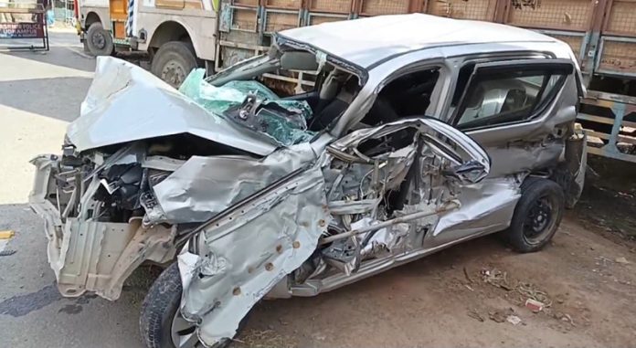 Wreckage of car after accident on Jammu-Srinagar National Highway near Chenani. (UNI)