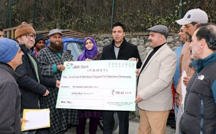 DC Srinagar giving cheque to PMMSY beneficiary.