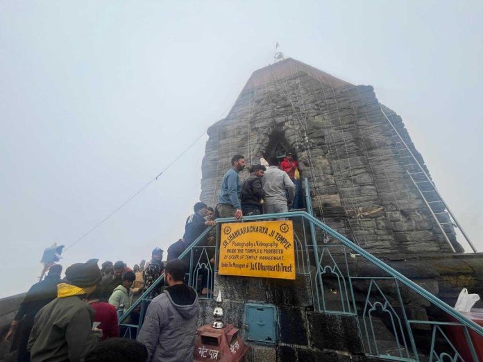 Devotees Throng Shankaracharya Temple, Srinagar To Pay Obeisance On Maha Shivratri Devotees Throng Shankaracharya Temple, Srinagar To Pay Obeisance On Maha Shivratri