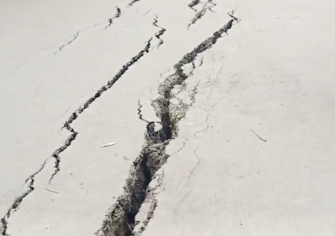 Hajin Road Develops Deep Cracks, Locals Urge Urgent Action Hajin Road Develops Deep Cracks, Locals Urge Urgent Action