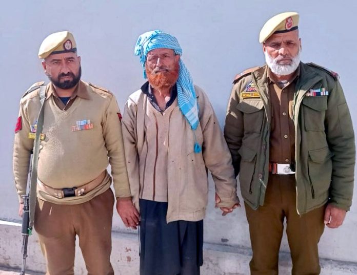 Police presents a terrorist after his arrest in Kishtwar before media persons on Friday. —Excelsior/Tilak Raj