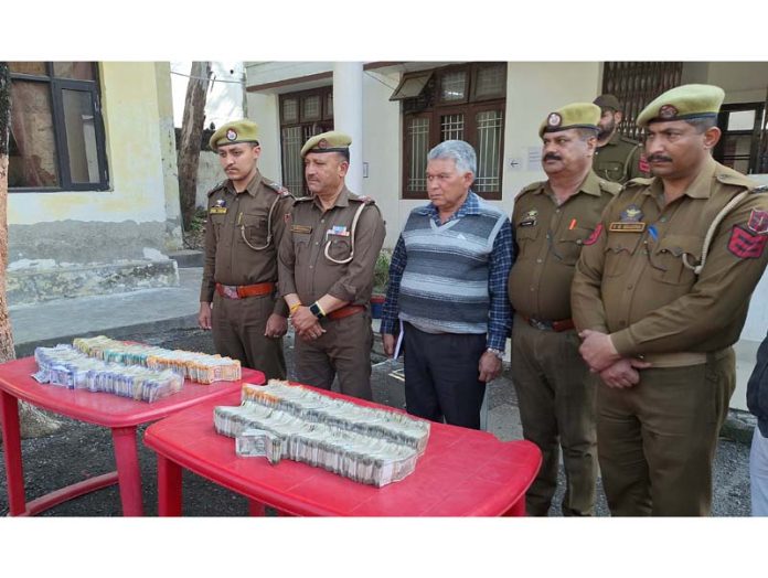 Officials of Police Station Kathua displaying cash seized from a car. -Excelsior/Pardeep