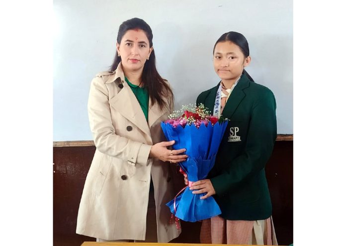 Shilpa Gupta, Trustee of SP Smart School, presenting a bouquet to star gymnast Muskan. Shilpa Gupta, Trustee of SP Smart School, presenting a bouquet to star gymnast Muskan.