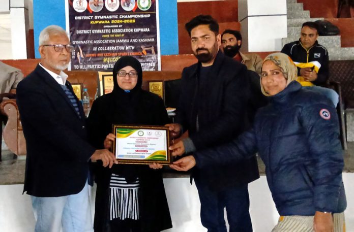 Members of J&K Gymnastic Association handing over a memento to Chief Guest. Members of J&K Gymnastic Association handing over a memento to Chief Guest.