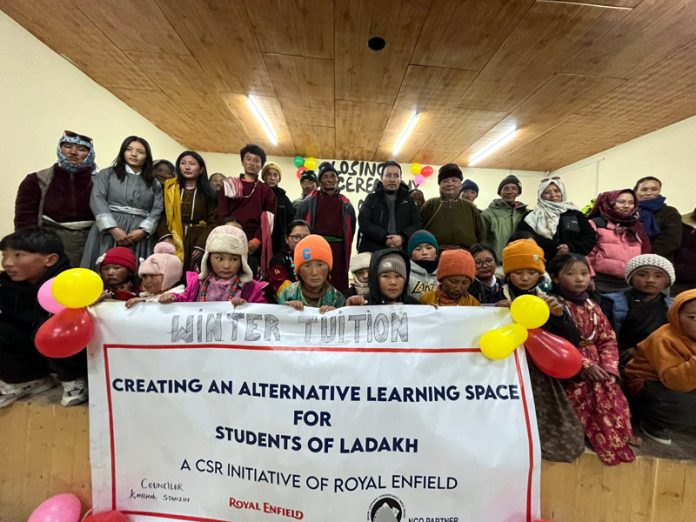 Students and dignitaries posing for a group photograph. Students and dignitaries posing for a group photograph.