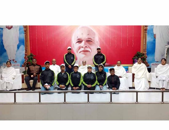 J&K UT Yoga team posing along with dignitaries. J&K UT Yoga team posing along with dignitaries.