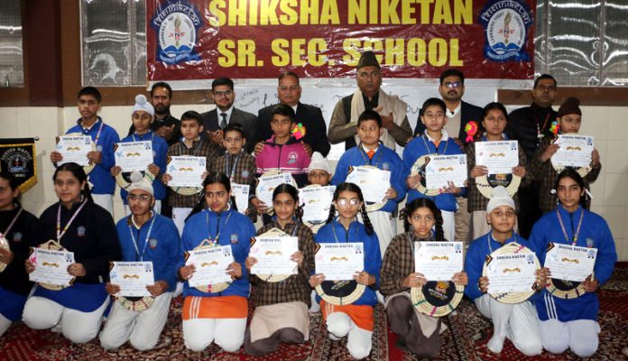 MP Rajya Sabha, Er. Gulam Ali Khatana alongwith students of Shiksha Niketan posing for a photograph. MP Rajya Sabha, Er. Gulam Ali Khatana alongwith students of Shiksha Niketan posing for a photograph.