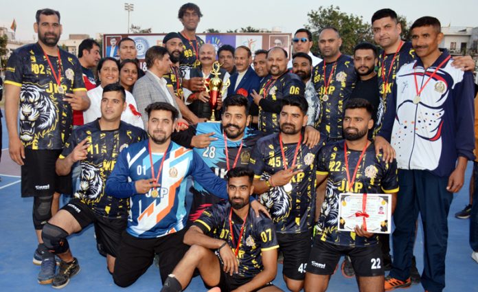 Dignitaries alongwith the winning team posing for a group photograph.