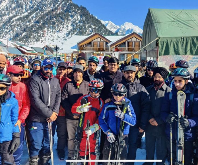 Sports Minister posing along with young skners and officials at Sonamarg.