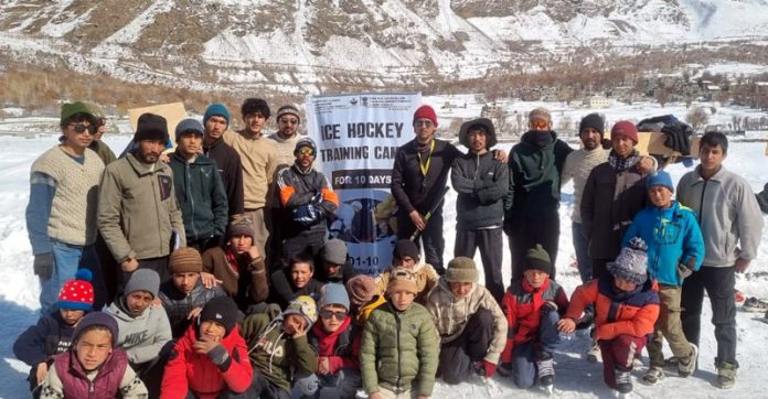 Ice Hockey participants posing along with dignitaries at Kargil.