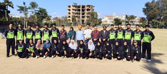 Teams alongwith dignitaries posing for a group photograph.