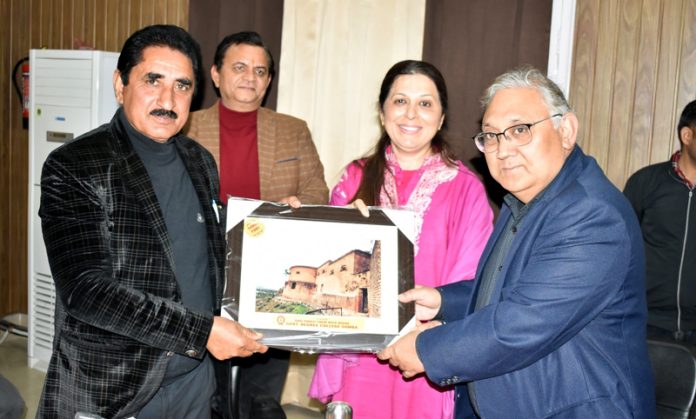 Principal of GDC Samba presenting memento to guest.