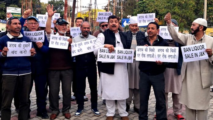 Activists of MSJK raising slogans during a protest demonstration at Jammu on Saturday. Activists of MSJK raising slogans during a protest demonstration at Jammu on Saturday.