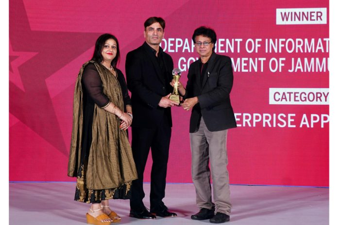 J&K's Information Technology Department officers receiving award at Hyderabad.