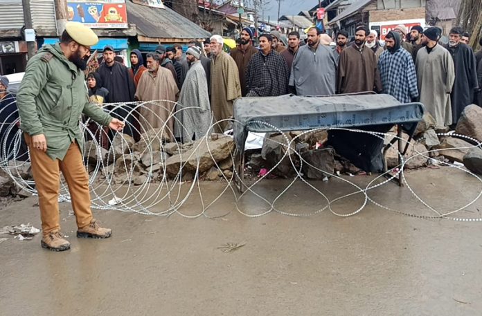 Hajin road along Jhelum River being closed by authorities on Wednesday. - Excelsior/Aabid Nabi Hajin road along Jhelum River being closed by authorities on Wednesday. - Excelsior/Aabid Nabi