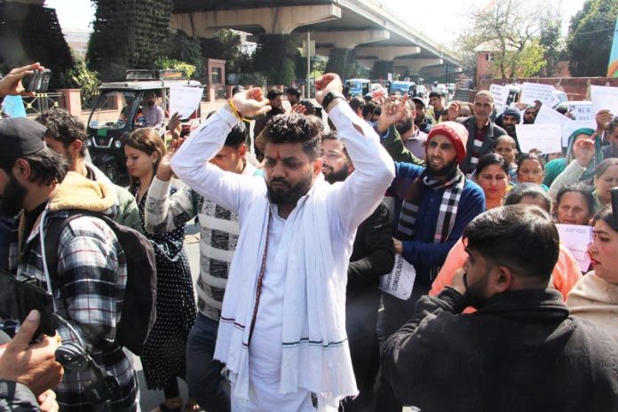 Daily wagers protesting in Jammu on Wednesday. —Excelsior/Rakesh Daily wagers protesting in Jammu on Wednesday. —Excelsior/Rakesh
