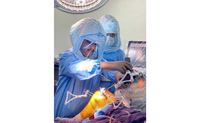 Dr Mohit Arora performing Robotic Knee Replacement Surgery at Fortis Escorts Hospital, Amritsar.
