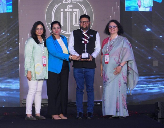 Executives of ‘Mohanlal Sons’ receiving award at the event IMAGES Fashion Awards 2025.