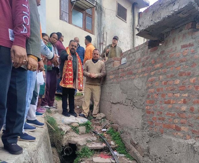 MLA Bahu Vikram Randhawa reviewing drainage issue in Ward 47.
