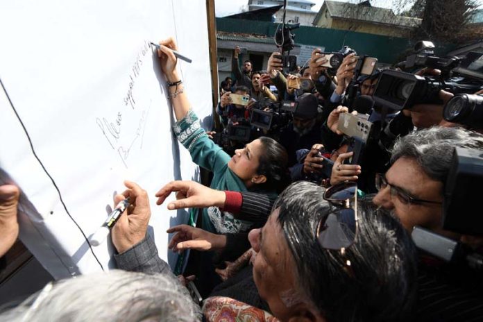 PDP leader Iltija Mufti starting signature campaign at the PDP office in Srinagar. -Excelsior/Shakeel PDP leader Iltija Mufti starting signature campaign at the PDP office in Srinagar. -Excelsior/Shakeel