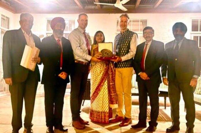 Austrade and Indian representatives exchanging mementoes at Ludhiana.