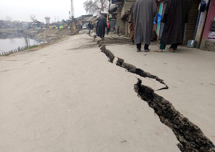 Cracks on a road along Jhelum in Hajin town in north Kashmir’s Bandipora district on Tuesday. — Excelsior/Aabid Nabi