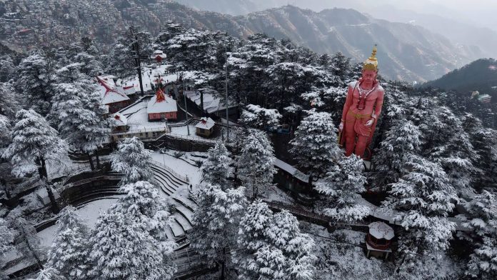 Fresh snowfall in popular tourist towns of Himachal; Met issues thunderstorm warning