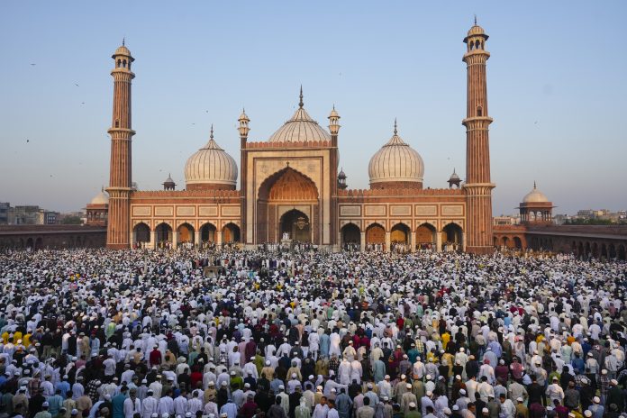 Devotees offer prayers at Delhi's Jama Masjid on Eid amid tight security Devotees offer prayers at Delhi's Jama Masjid on Eid amid tight security