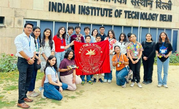 Students of KCPS posing for a group photograph at IIT Delhi after their impressive performance at Tech Radiance National Championship 2025.