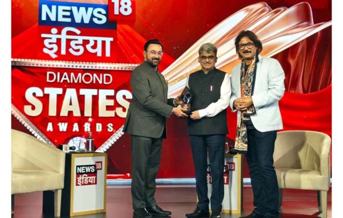 CS Atal Dulloo receiving 'Diamond States Award' at New Delhi. CS Atal Dulloo receiving 'Diamond States Award' at New Delhi.