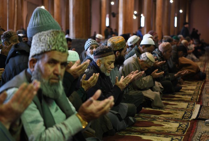 Kashmiris Engage In Prayers, Charities In Holy Month Of Ramzan