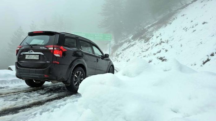 A vehicle trapped in snow near Bhadarwah on Monday. Another pic on page 4. -Excelsior/Tilak Raj