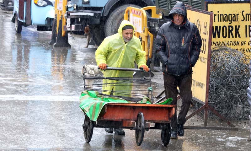 After a brief period of improved weather, Srinagar experiences intermittent rainfall on Monday.-Excelsior/Shakeel