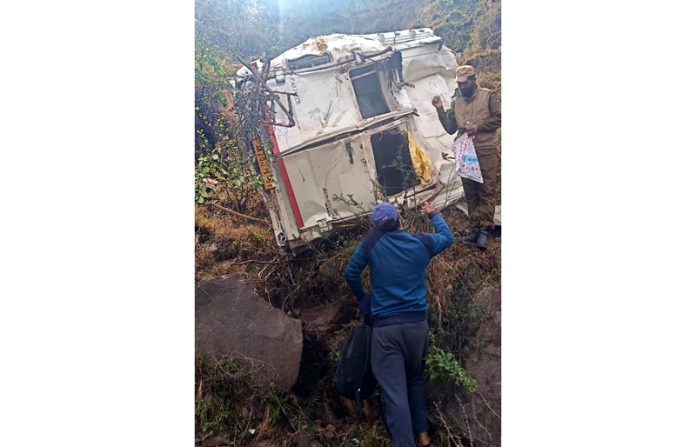 Cops looking for victims in wreckage of Tempo after accident. - Excelsior/Romesh Mengi