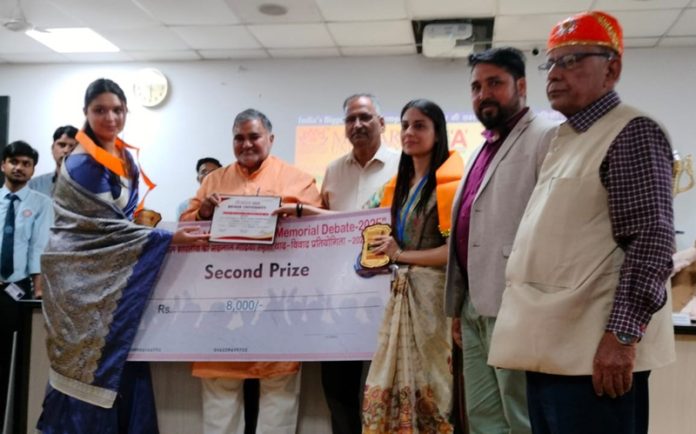 Central University team members receiving a cheque from a dignitary at the event.