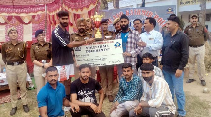 SP Headquarters Jammu Irshad Hussain Rather presenting trophy to winning team.