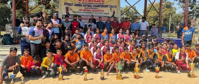 Winning men and women teams posing with guests and officials of J&K Sports Council. Winning men and women teams posing with guests and officials of J&K Sports Council.