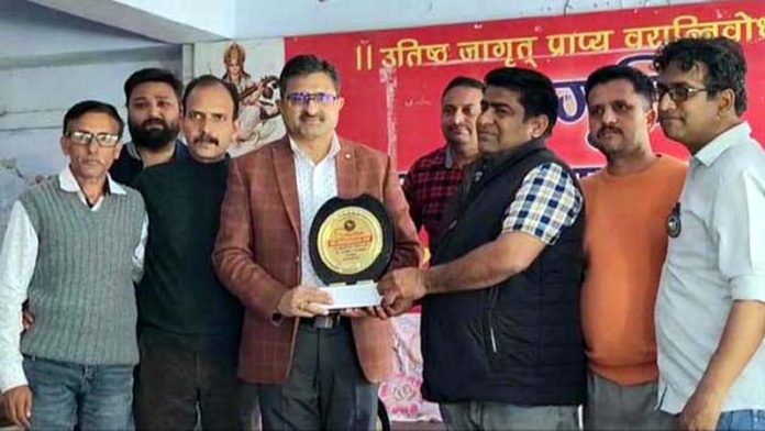 Dignitary receiving memento during a programme.