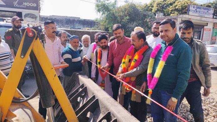 page11 MLA Bahu, Vikram Randhawa kick-starting blacktopping work of Sunjwan main road.