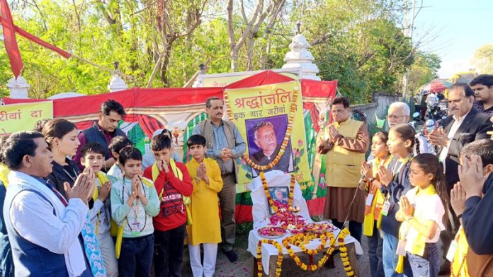 People including children paying tirbute to Late Master Sohan Lal Sharma.