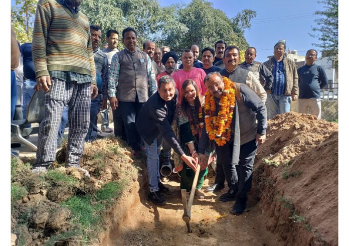 MLA Bahu Vikram Randhawa kick-starting PHE pipeline project in Ward 45, Digiana.