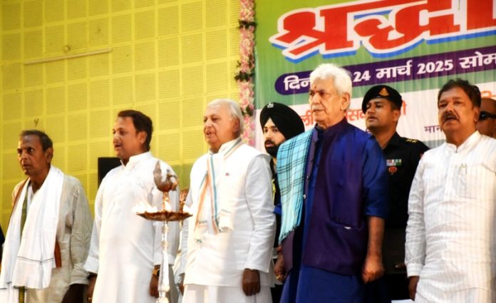 Lieutenant Governor Manoj Sinha paying tribute to veteran leader Lalmuni Chaubey at Bihar.