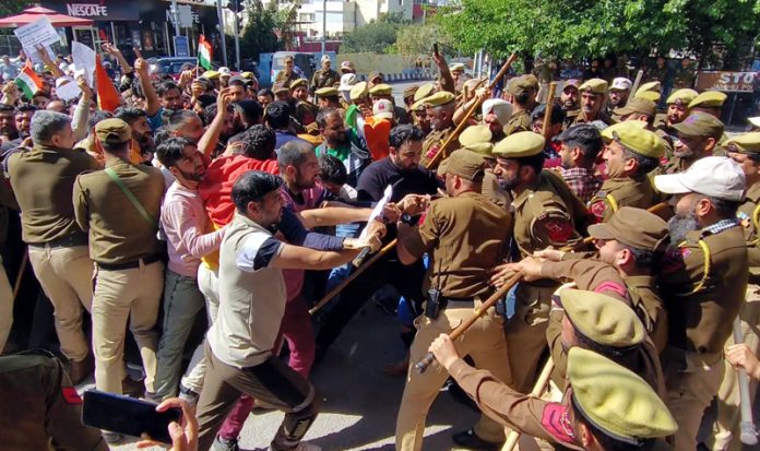 Police personnel trying to stop the Fire & Emergency Services aspirants from marching towards Civil Secretariat Jammu on Tuesday. —Excelsior/Rakesh Police personnel trying to stop the Fire & Emergency Services aspirants from marching towards Civil Secretariat Jammu on Tuesday. —Excelsior/Rakesh