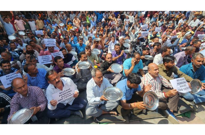 Protesting daily wagers staging demonstration in support of their demands. -Excelsior/Rakesh Protesting daily wagers staging demonstration in support of their demands. -Excelsior/Rakesh