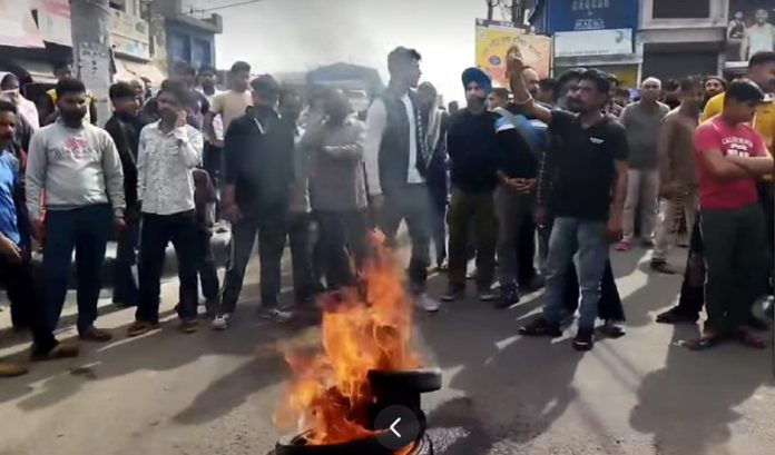 People staging protest by burning tyres on Jarai Road in Kathua. —Excelsior/Pardeep
