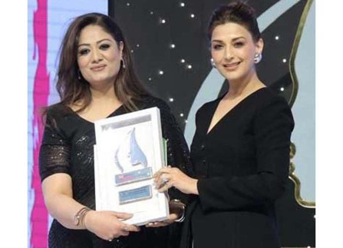 Former Chairperson, J&K KVIB, Dr Hina Shafi Bhat receiving award from Bollywood actor Sonali Bendre at Gurugram.