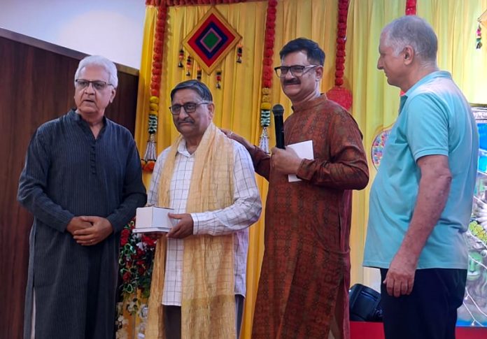 KPA Mumbai leaders honouring Ashwani Kumar Chrungoo on Monday. KPA Mumbai leaders honouring Ashwani Kumar Chrungoo on Monday.