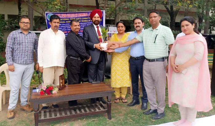 Principal of Commerce College presenting memento to renowned Yoga instructor Sahil Mehra. Principal of Commerce College presenting memento to renowned Yoga instructor Sahil Mehra.